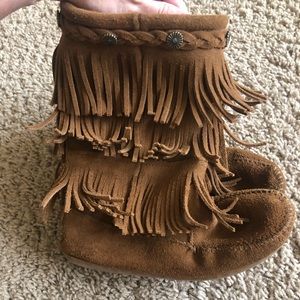 Girls Minnetonka 3 Layer Fringe Moccasins Boots